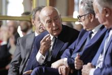 L'ancien président de la République Valéry Giscard d'Estaing (C) parle avec le président de l'Assemblée nationale Richard Ferrand (2e en partant de la droite) au Conseil constitutionnel à Paris, le 4 