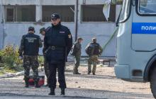 Des enquêteurs relèvent des indices dans l'enceinte du lycée technique, le 18 octobre 2018 à Kerch, en Crimée