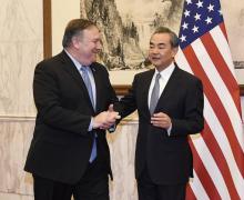 Le ministre chinois des Affaires étrangères Wang Yi (D) s'entretient avec le secrétaire d'Etat américain Mike Pompeo avant leur rencontre à Pékin le 8 octobre 2018