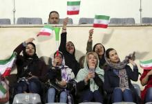Des Iraniennes assistent à un match amical entre leur pays et la Bolivie au stade Azadi de Téhéran le 16 octobre 2018