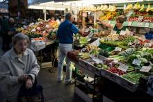 Commerce de fruits et légumes sur le marché de Darlington dans le nord-est de l'Angleterre, le 6 septembre 2018