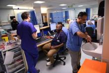 Des personnels médicaux dans le service des urgences du "Royal Albert Edward Infirmary", le 2 avril 2015 à Wigan, au Royaume-Uni