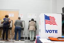 Des électeurs américains lors du vote anticipé pour les élections de mi-mandat à Atlanta, le 18 octobre 2018 en Géorgie
