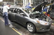 Un homme assemble une voiture dans une usine Ford à Wayne (Michigan, nord des États-Unis), en novembre 2012.