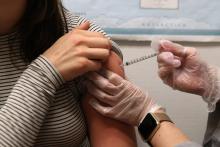 Une jeune femme reçoit une injection d'un vaccin contre la grippe à San Francisco, le 21 janvier 2018