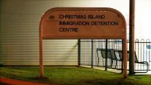 Photographie de l'entrée du camp de rétention situé sur l'île Christmas, dans l'Océan Indien, en 2013, fournie par le ministère australien de l'immigration