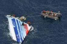 Des plongeurs récupèrent, le 8 juin 2009, une partie de l'épave de l'Airbus A330 Rio-Paris, qui s'est abîmé dans l'océan Atlantique