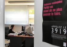 Une écoutante de la plate-forme téléphonique du 3919, numéro unique destiné aux femmes victimes de violences conjugales, répond à un appel, le 20 mai 2010 à Paris