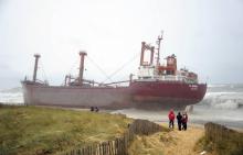 Le cargo maltais TK Bremen échoué sur la plage d'Erdeven, le 16 décembre 2011 dans le Morbihan