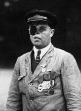 Photo non datée d'un soldat défiguré de la Première Guerre mondiale, gardien de la clairière de l'Armistice à Rethondes près de Compiègne