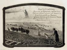 Photo tirée d'une carte postale mise à disposition par l'Historial de la Grande guerre de Péronne montrant une femme labourant un champ pendant que son mari est au front