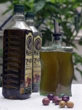 Deux bouteilles et une carafe d'huile d'olive grecque sont posées dans une taverne athénienne, le 9 juillet 2006