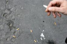 Des mégots de cigarettes écrasés sur un trottoir de Paris