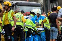 Un homme blessé sur un chantier de rénovation est transporté sur une civière, le 18 septembre 2018 à Madrid