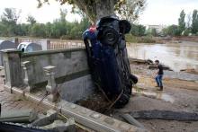 Une voiture emportée par les inondations, le 16 octobre 2018 sur les rives de l'Aude à Trèbes, près de Carcassonne