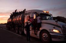 Des migrants en majorité honduriens progressent sur la route dans le sud du Mexique le 30 octobre 2018 en direction des USA