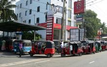 Des conducteurs de rickshaws motorisés au Sri Lankan font la queue pour acheter de l'essence, à Colombo le 29 octobre 2018