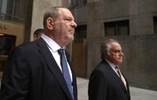 Harvey Weinstein et son avocat Ben Brafman (à droite), ici à la sortie du tribunal le 11 octobre, réclament l'abandon de toutes les poursuites contre le producteur