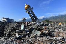 Le minaret d'une mosquée au milieu des décombres à Balaroa, une zone de Palu fortement touchée par le séisme et le tsunami, le 8 octobre 2018 en Indonésie