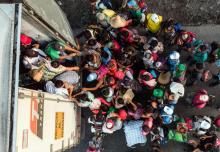 Des migrants honduriens montent à bord d'un camion, près de Pijijiapan, dans le sud du Mexique le 26 octobre 2018