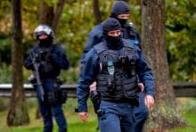 Des policiers en perquisition à Grande-Synthe, dans l'orbite de l'association "Centre Zahra France", le 2 octobre 2018