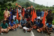 Des militants traditionalistes hindous bloquent une route accédant au temple de Sabarimala en Inde, le 19 octobre 2018