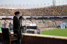 Une photo fournie par le bureau du guide suprême iranien, l'ayatollah Ali Khamenei, le montre le 4 octobre 2018 saluant des dizaines de milliers de miliciens islamiques ("bassidjis") réunis au stade A