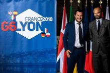 Le Premier ministre français Edouard Philippe (d) et le ministre italien de l'Intérieur Matteo Salvini, le 8 octobre 2018 à Lyon lors d'un G6 des ministres de l'Intérieur