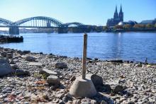 Vue générale du Rhin le 21 octobre 2018 à Cologne, en Allemagne, où il a atteint son niveau le plus bas, avec un record de 77 cm
