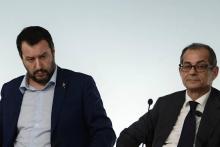 Les ministres italiens de l'Intérieur Matteo Salvini (g) et des Finances Giovanni Tria donnent une conférence de presse sur le budget, le 15 octobre 2018 à Rome