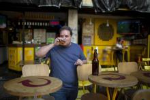 Avelino Barcellos de Souza, 47 ans, copropriétaire du Bar da Foca, dans le quartier de classe moyenne de Botafogo, le 26 septembre 2018.