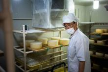 Le Japonais Kazuhiko Ochiai devant les fromages qu'il produit, le 25 juillet 2018 à Nasushiobara, au nord de Tokyo