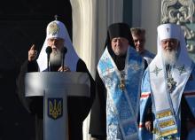 Le patriarche Filaret (g) de l'Église orthodoxe ukrainienne, le 14 octobre 2018 à Kiev