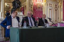 Le président de la métropole de Lyon, David Kimelfeld (G), le maire de Lyon Georges Képénikian (C) et l'ancien ministre de l'Intérieur Gérard Collomb (D) lors d'une conférence de presse à Lyon, le 17 