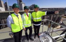 Alain Caekaert, Olivier Parent et Trevor Perryman de l'entreprise Malteurop dans la malterie australienne de Geelong, le 1er octobre 2018