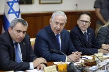 Photo du 15 octobre 2017 montrant le Premier ministre israélien Benjamin Netanyahu (C) et un de ses ministres Ze'ev Elkin (G), éliminé lors du 1er tour des municipales à Jérusalem le 30 octobre 2018