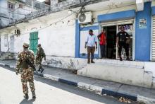 Un magasin ouvre ses portes sous le regard des soldats, à Mutsamudu; sur l'île comorienne d'Anjouan, le 21 octobre 2018