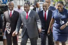Le ministre sud-africain des Finances, Tito Mboweni (2e à gauche), marche en compagnie de hauts fonctionnaires le 24 octobre 2018 au Cap