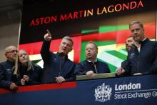 Andy Palmer, le directeur général d'Aston Martin (au centre), en compagnie de son directeur financier, Mark Wilson (à gauche), à la Bourse de Londres, le 3 octobre 2018