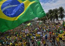 Des partisans de Jair Bolsonaro, candidat d'extrême droite à la présidentielle, lors d'un rassemblement à Copacabana, le 21 octobre 2018 à Rio de Janeiro, au Brésil