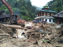 Des inondations et des glissements de terrain ont été causés par des pluies torrentielles sur l'île de Sumatra, dans l'ouest de l'Indonésie, depuis le 10 octobre 2018