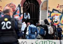 Des policiers en position devant une ancienne caserne militaire occupée depuis plusieurs mois par des migrants, le 8 octobre 2018 à Marseille