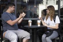 Les étudiants Nikolas Carapellatti (à gauche) et Rebecca Witzofsky à l'ouverture d'un Starbucks en langue des signes le 23 octobre 2018 à Washington