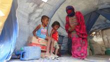 Imad (G), sa soeur Alia (C) et leur mère se trouvent sous une tente dans le camp de déplacés d'al-Waara, dans la province de Hodeida, dans le sud-ouest du Yémen, le 1er octobre 2018