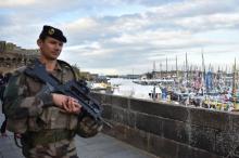 Soldat patrouillant sur les remparts de Saint-Malo près du Village départ de la Route du Rhum, le 29 octobre 2018