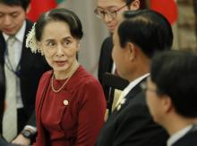 La dirigeante birmane Aung San Suu Kyi et le Premier ministre thaïlandais Prayuth Chan-ocha, lors d'un dîner à Tokyo, le 8 octobre 2018 au Japon