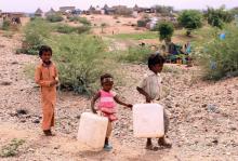 Des enfants yéménites en quête d'eau le 22 octobre 2018.