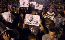 Des manifestants brandissent le portrait de Nasser Zefzafi, leader du mouvement de contestation dans la région du Rif, le 29 mai 2017 à Al-Hoceïma, au Maroc