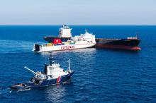 Le bateau de secours l'Abeille Flandre approche les deux cargos entrés en collision, le 08 octobre 2018, au large du Cap Corse (transmise par la Marine Nationale française)