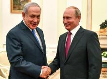Le Premier ministre israélien Benjamin Netanyahu (G) et le président russe Vladimir Poutine (D), le 11 juillet 2018 à Moscou